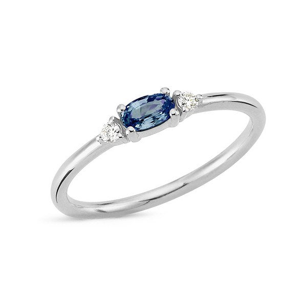 Petit ring i 14 kt hvidguld med oval blå safir og diamanter